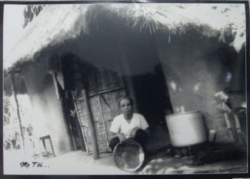 Mẹ VNAH Trương Thị Thị tại căn nhà tranh dựng lại sau năm 1975 trên thửa đất 729 ở thôn Phú Sơn, xã Tịnh Hiệp, huyện Sơn Tịnh, tỉnh Quảng Ngãi