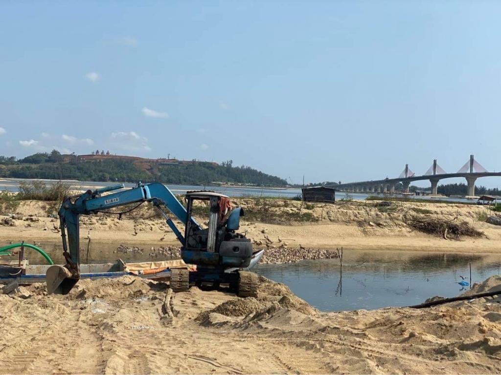 hiện trên sông Trà Khúc, đoạn qua TP. Quảng Ngãi và huyện Sơn Tịnh có 3 mỏ cát được cấp phép 