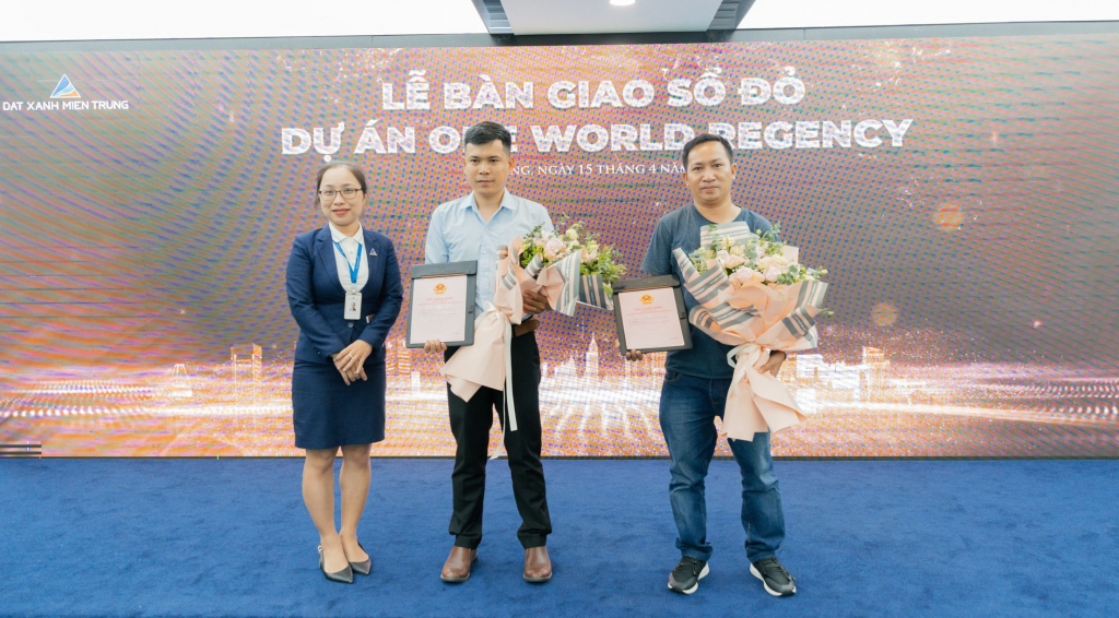 Sổ đỏ của đất nền dự án One World Regency và sổ hồng villa Regal One River được trao cho khách hàng