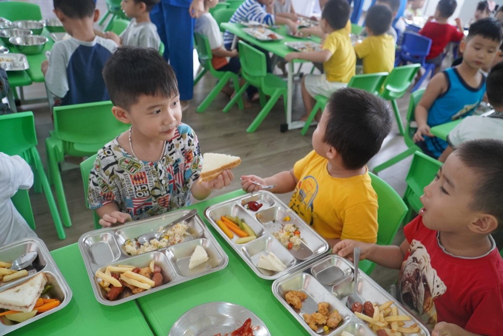 Đảm bảo ATVSTP tại các trường mầm non là mối quan tâm không chỉ của phụ huynh mà còn của toàn xã hội (Ảnh Đ.Minh)