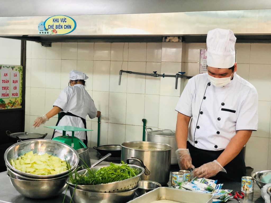 Bếp ăn thông thoáng, sạch sẽ, theo quy trình một chiều tại Trường mầm non 19/5, quận Hải Châu (Ảnh trường MN 19/5)