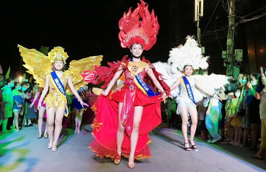 Biểu diễn carnival diễu hành trên các tuyến Phố du lịch An Thượng thu hút đông đảo du khách tham gia