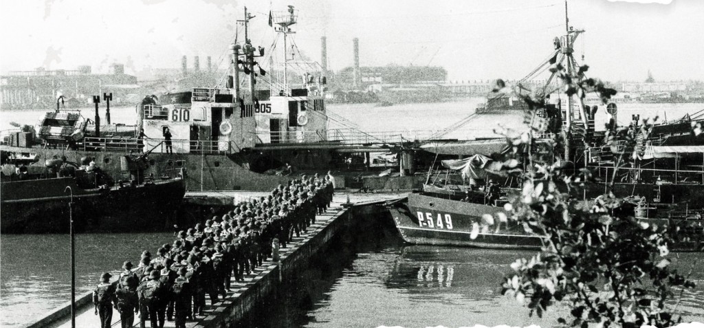 Cán bộ, chiến sỹ xuống tàu hành quân ra đảo giải phóng quần đảo Trường Sa (Ảnh báo Hải quân)