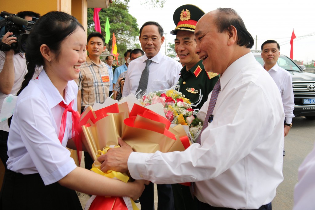  Chủ tịch nước Nguyễn Xuân Phúc tặng quà cho các em học sinh Trường THCS Triệu Thành vinh, Quảng Trị Ảnh: Đ.T
