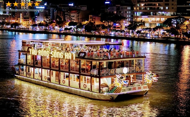 Thuyền chở khách trên sông Hàn, TP Đà Nẵng (Nguồn: Internet)