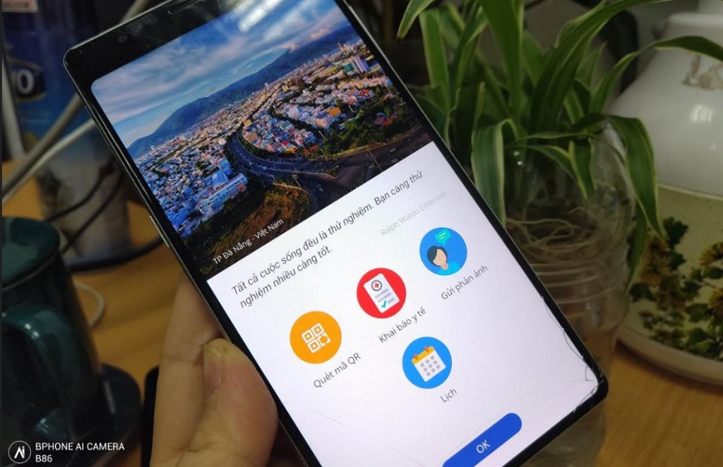 Người dân có thể khai báo y tế bằng QR code tại cơ quan, đơn vị hoặc nơi công cộng bằng các phần mềm tờ khai y tế, NCOVI, Bluezone (Ảnh T.H)