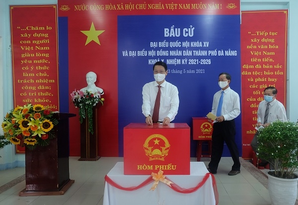 Chủ tịch Ủy ban MTTQ Việt Nam thành phố Ngô Xuân Thắng bỏ phiếu bầu cử tại khu vực bỏ phiếu số 8 phường Hòa Cường Nam (quận Hải Châu)