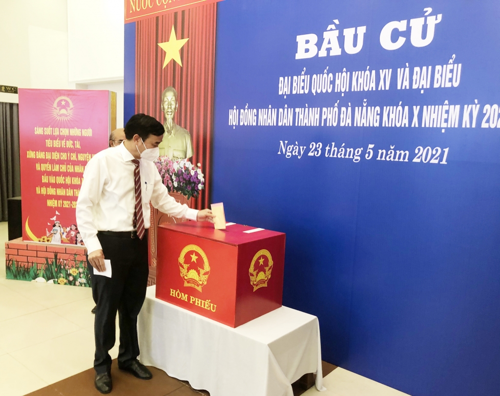 Phó Bí thư Thành ủy, Chủ tịch UBND thành phố Lê Trung Chinh bỏ phiếu bầu cử tại Khu vực bỏ phiếu số 6 (phường Hòa Cường Bắc, quận Hải Châu)