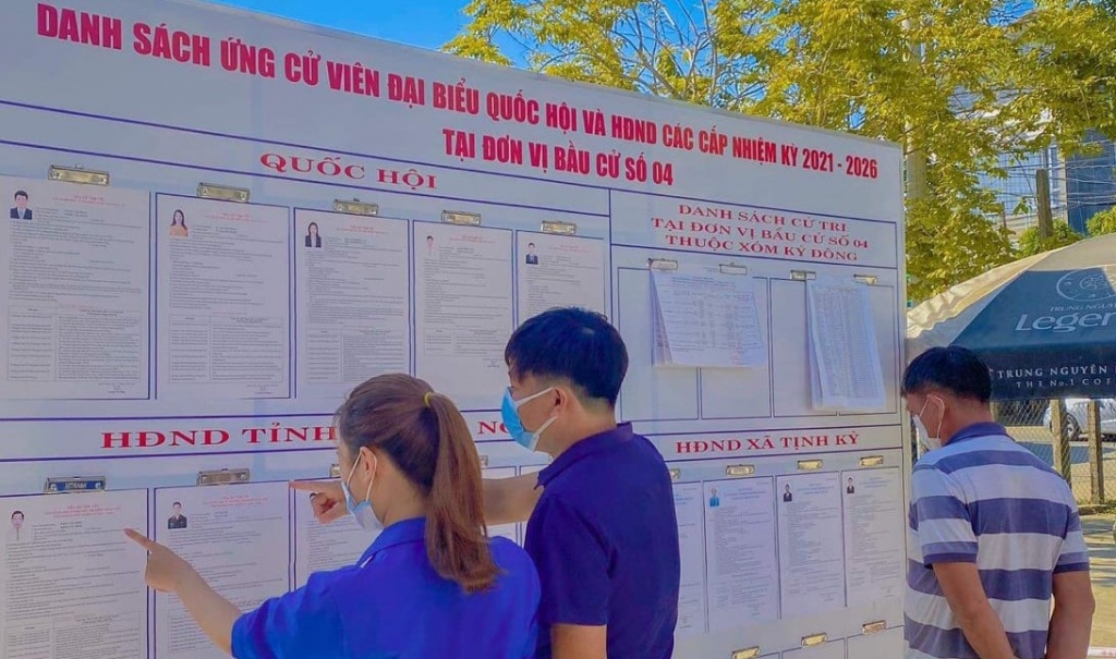 Cử tri TP Quảng Ngãi tìm hiểu thông tin về các đại biểu trước khi tiến hành bỏ phiếu (Nguồn fb Tỉnh đoàn Quảng Ngãi) 