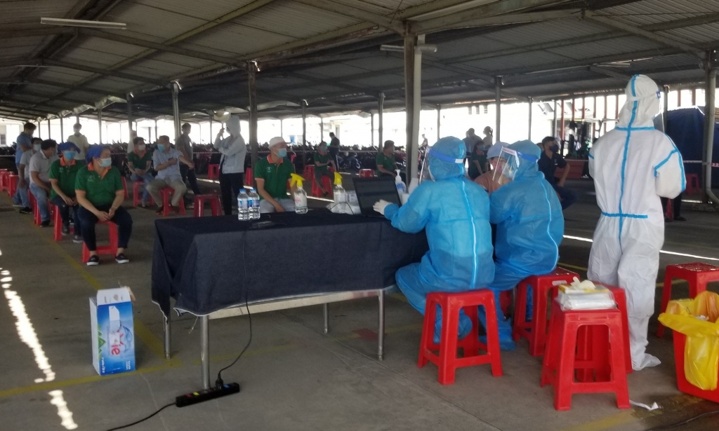 Lực lượng y tế Đà Nẵng lấy mẫu xét nghiệm cho người lao động tại các khu công nghiệp trên địa bàn