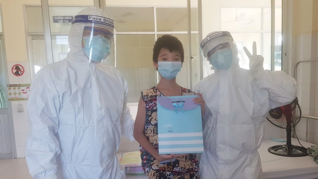 các y bác sĩ của Khoa điều trị Bệnh viện Phổi Đà Nẵng đã tổ chức thăm tặng quà các cháu thiếu nhi là bệnh nhân Covid-19 