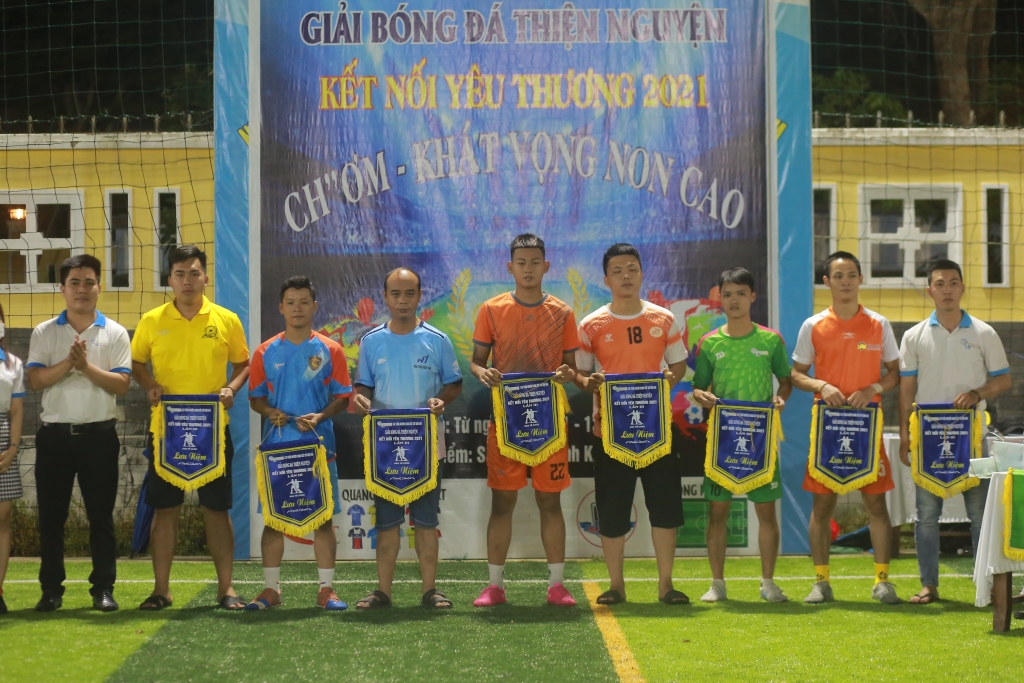 Ban tổ chức trao cờ lưu niệm cho các đội bóng tham gia giải 