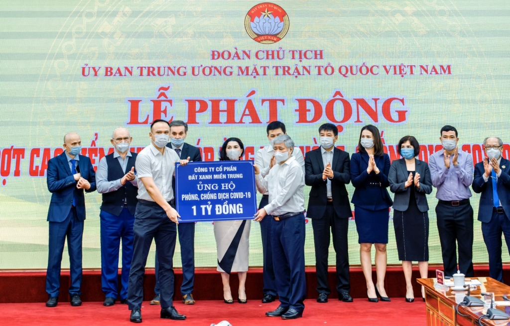 Đất Xanh Miền Trung cũng ủng hộ Ủy ban Trung ương Mặt trận Tổ quốc 1 tỷ đồng tại trụ sở chính (Hà Nội), thúc đẩy việc toàn dân tiêm vaccine sớm được thực hiện.