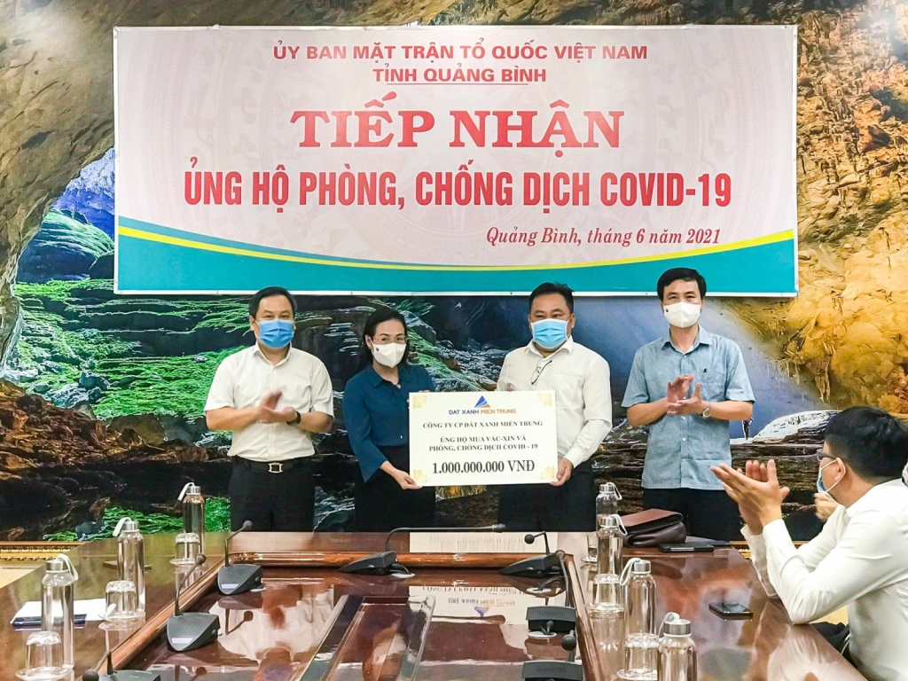 Bà Phạm Thị Hân -  Ủy Viên Ban thường vụ Tỉnh uỷ, Chủ tịch Uỷ ban MTTQ tỉnh Quảng Bình nhận trao tặng 1 tỷ đồng từ Đất Xanh Miền Trung
