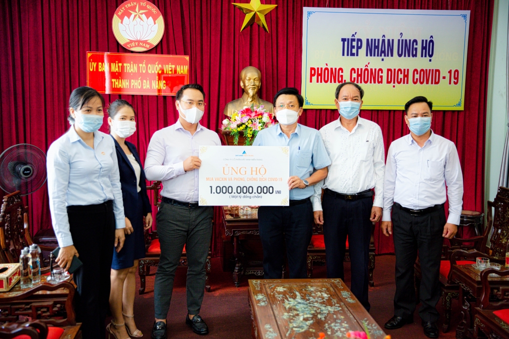 Ông Nguyễn Việt Dũng - Phó Chủ tịch UBMTTQ Việt Nam TP Đà Nẵng tiếp nhận 1 tỷ đồng từ Đất Xanh Miền Trung cho quỹ vắc xin TP.    