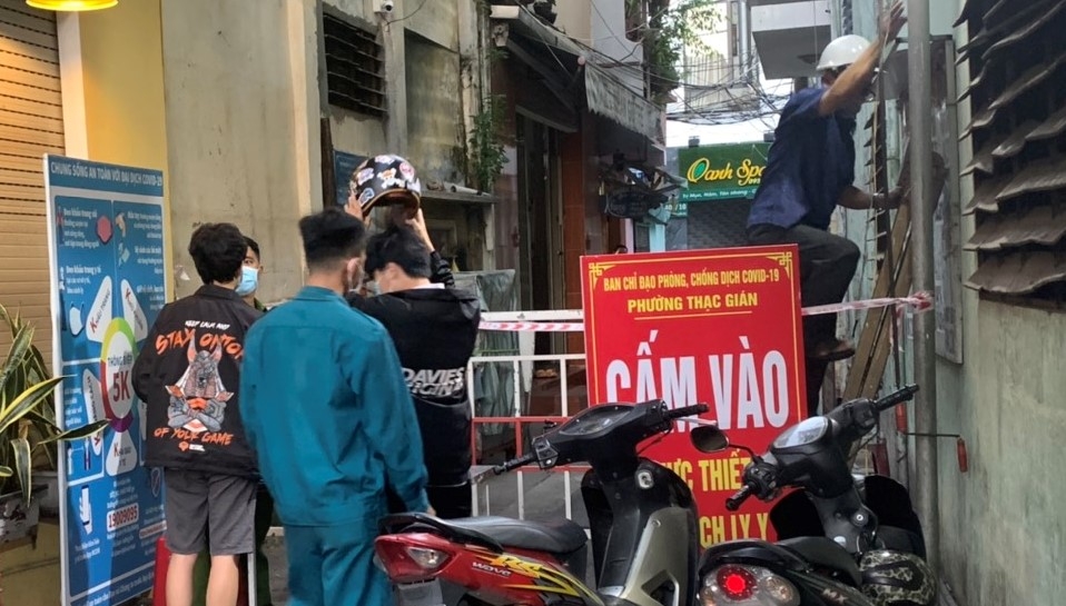 Lực lượng chức năng phong tỏa khu vực nhà ở của bệnh nhân