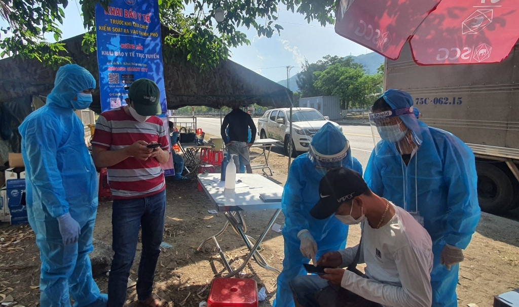 Lực lượng y tế Đà Nẵng hướng dẫn người dân khai báo y tế trước khi ra, vào thành phố