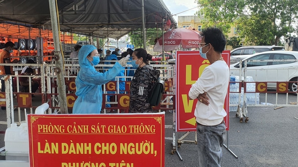 Lực lượng y tế làm việc tại các chốt kiểm doát dịch (Ảnh Hoài Thu)