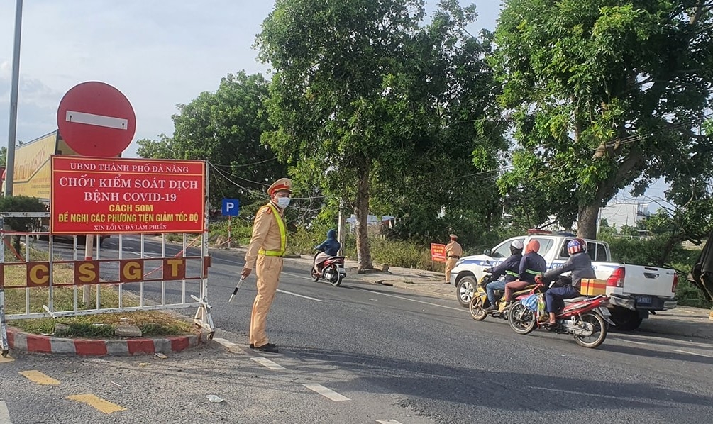 Lực lượng CSGT Đà Nẵng làm việc tại các chốt kiểm dịch tại cửa ngõ thành phố (Ảnh HT)