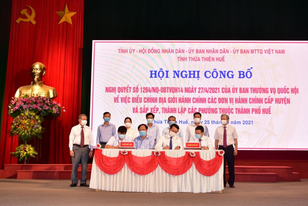 Các địa phương ký kết bàn giao địa giới hành chính