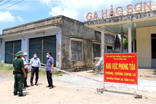 Lãnh đạo UBND tỉnh Phú Yên kiểm tra công tác phòng, chống dịch tại khu vực Ga Hảo Sơn, TX Đông Hòa (Ảnh M.Luận) 