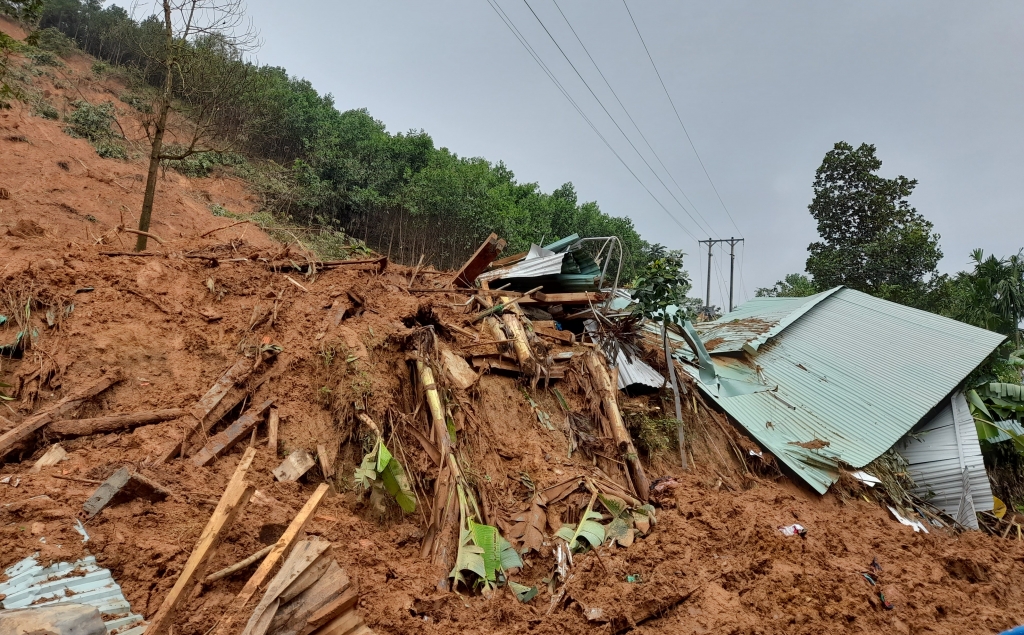 Đường lên xã Trà Vân, huyện Nam Trà My bị sạt lở nghiêm trọng trong đợt mưa lũ cuối năm 2020