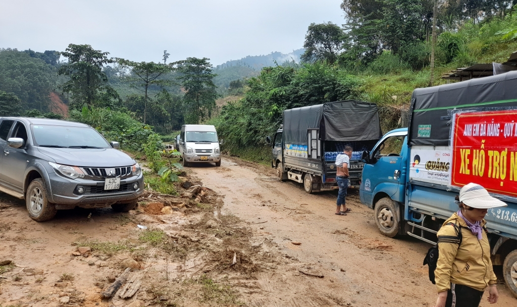 Các đoàn cứu trợ trong đợt mưa lũ cuối năm 2020 rất khó khăn để lên huyện Nam Trà My