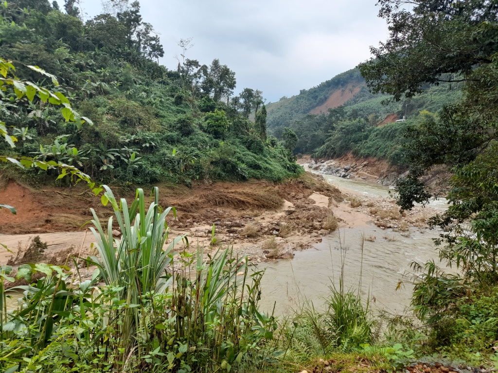 Trong đợt mưa lũ cuối năm 2020, nhiều địa phương của huyện Nam Trà My bị cô lập khi các tuyến đường bị sạt lở nghiêm trọng