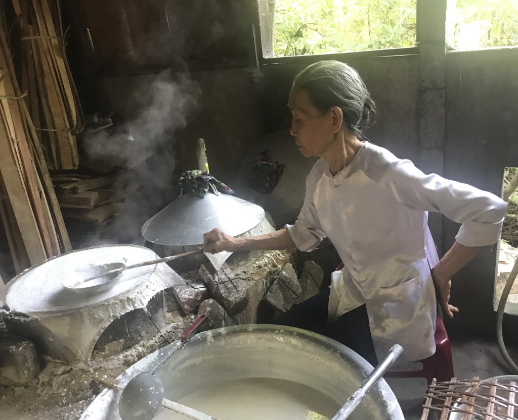 Bà Đặng Thị Túy Phong có hơn 60 năm gắn bó với nghề tráng bánh Túy Loan (Ảnh Út Vũ)