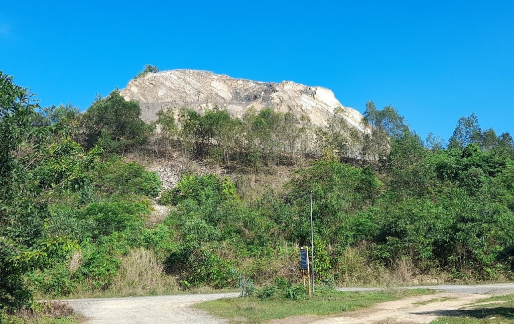 Mỏ đá Núi Trọc 2 tại xã Châu Pha - Tóc Tiên, TX Phú Mỹ đã được khai thác hết tầng phủ