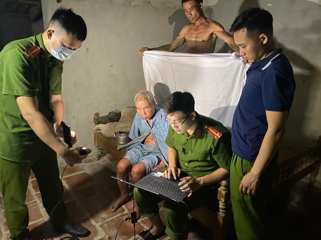 Trung úy Nguyễn Tuấn Anh (cầm máy tính) cùng đồng đội đến tận nhà người neo đơn, tàn tật, già yếu để làm CCCD