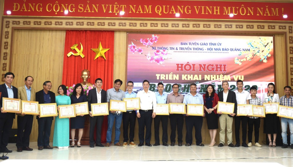 UBND tỉnh Quảng Nam khen thưởng các cơ quan báo chí (Ảnh NVT)