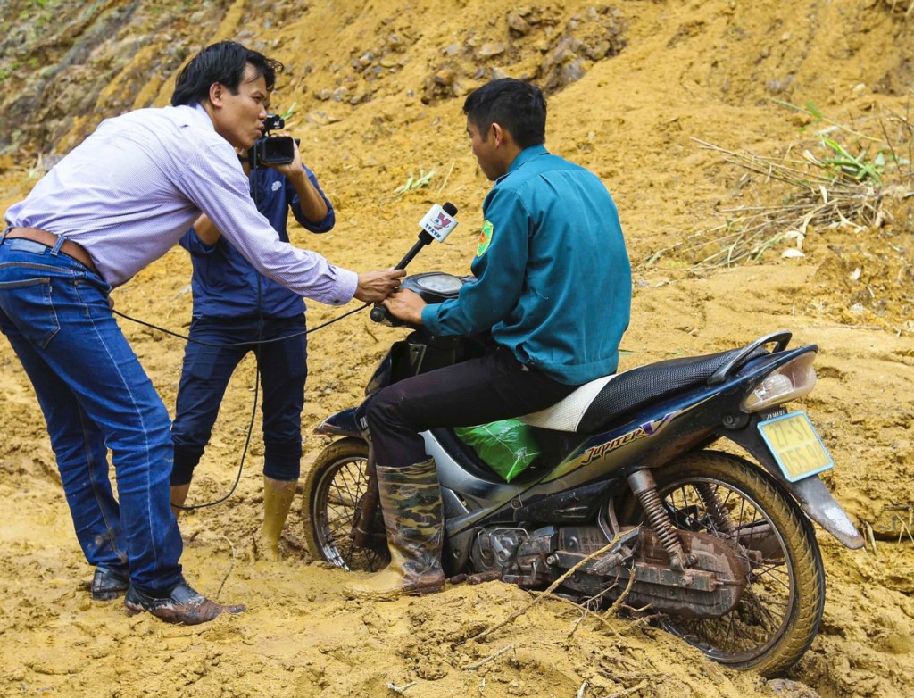 Tác giả cùng đồng nghiệp trong chuyến công tác tại huyện Bá Thước, Thanh Hóa
