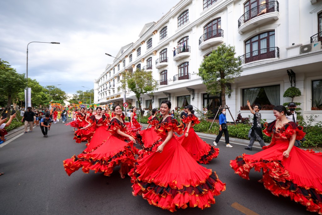 Các vũ công diễu hành trên các tuyến phố chính của thành phố Huế