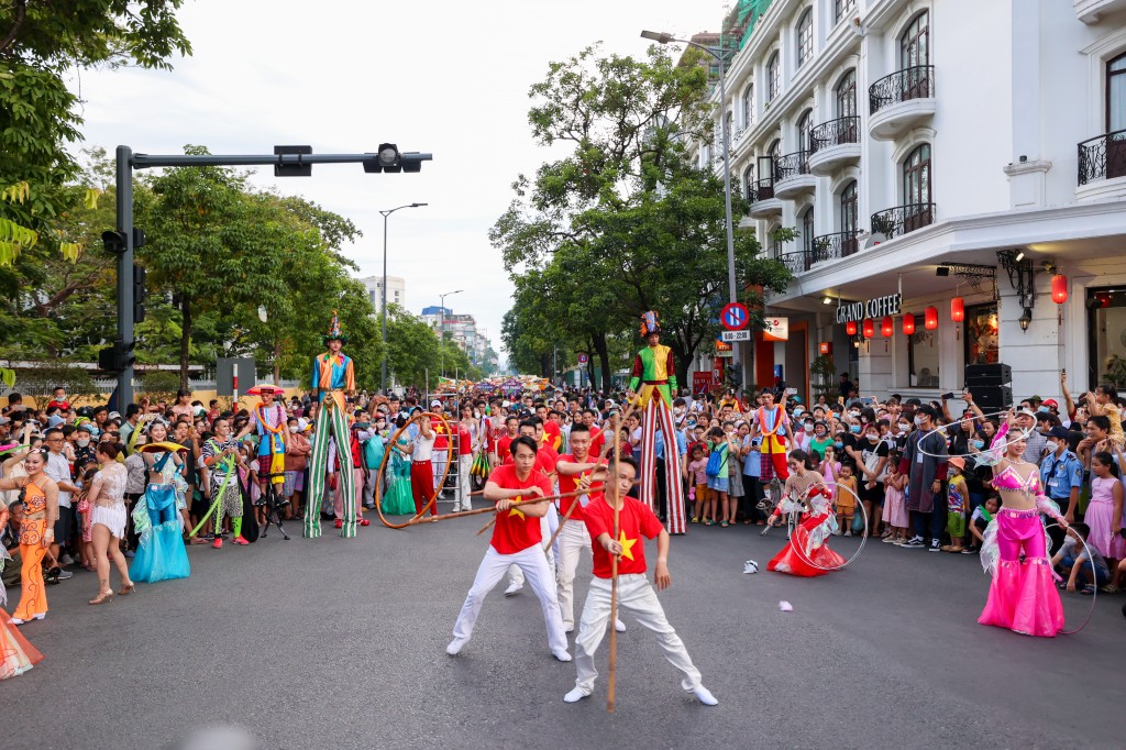 Màn trình diễn ấn tượng của Liên đoàn Xiếc Việt Nam tại lễ hội đường phố 