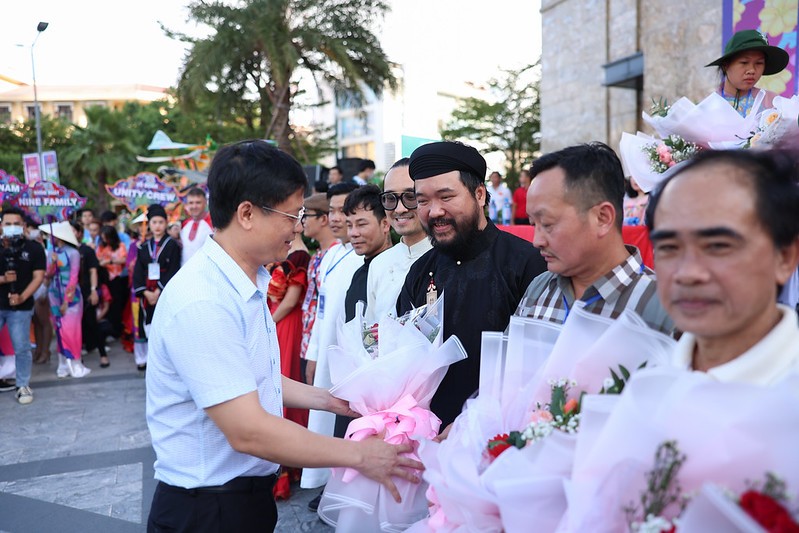 Ông Nguyễn Thanh Bình, Phó Chủ tịch UBND tỉnh Thừa Thiên-Huế, Trưởng Ban tổ chức Festival Huế 2022 tặng hoa cho các đoàn nghệ thuật