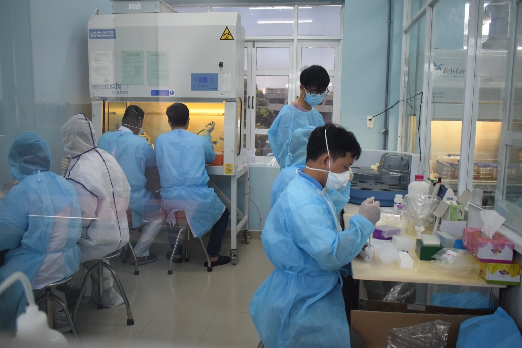 Ngành y tế tỉnh Phú Yên đang khẩn trương khoanh vùng  lấy mẫu xét nghiệm Covid-19 thần tốc ( Nguồn TTKSBT)  