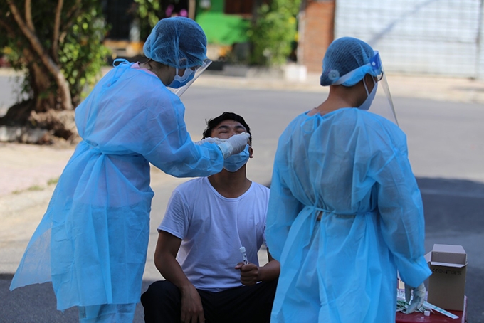 Nhân viên y tế tỉnh Khánh Hòa lấy mẫu xét nghiệm Covid-19 cho người dân trong khu vực phong tỏa (Nguồn khanhhoa.gov) 