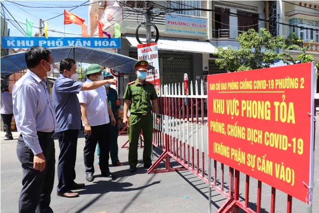 Chủ tịch UBND tỉnh Phú Yên - Trần Hữu Thế và PCT UBND tỉnh Đào Mỹ kiểm tra điểm phong tỏa tại TP Tuy Hòa (Nguồn phuyen.gov) 