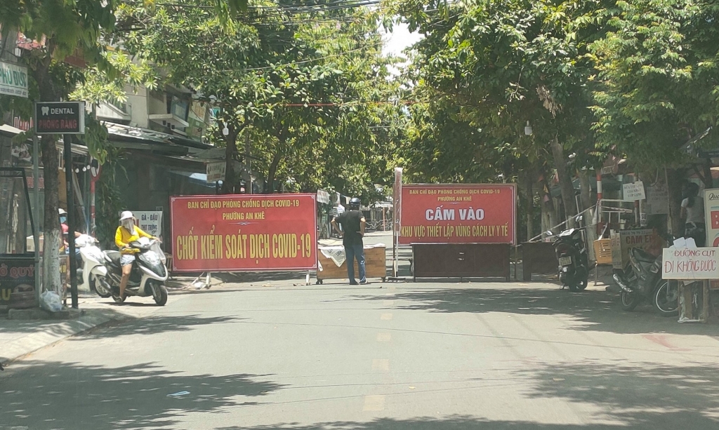 Lực lượng chức năng TP Đà Nẵng phong tỏa khu vực có ca nhiễm Covid-19