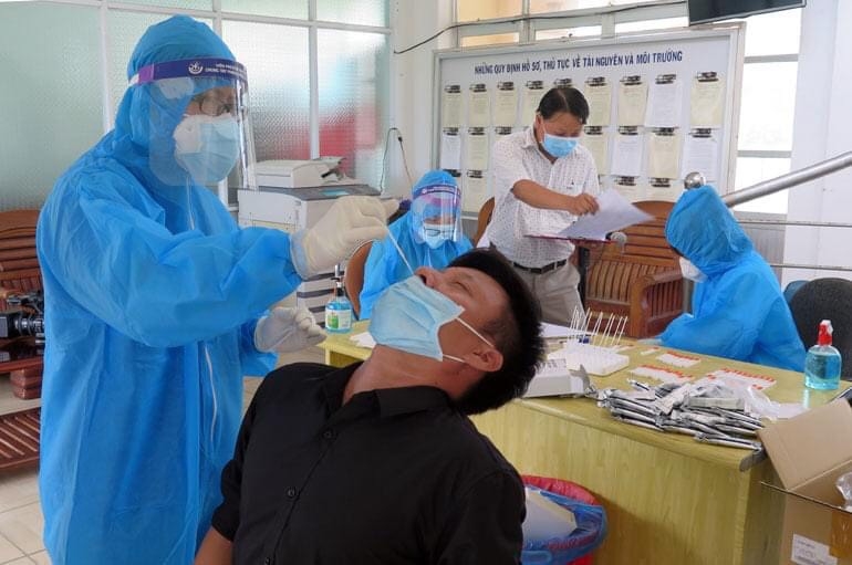 Các giảng viên, sinh viên Trường ĐH Kỹ thuật Y-Dược Đà Nẵng hỗ trợ Phú Yên lấy mẫu xét nghiệm Covid-19 ( Ảnh X.Triệu) 