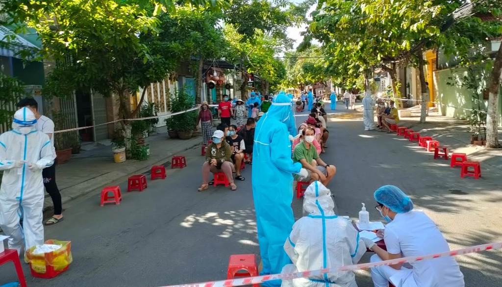 Lực lượng y tế Đà Nẵng lấy mẫu xét nghiệm sàng lọc trong cộng đồng
