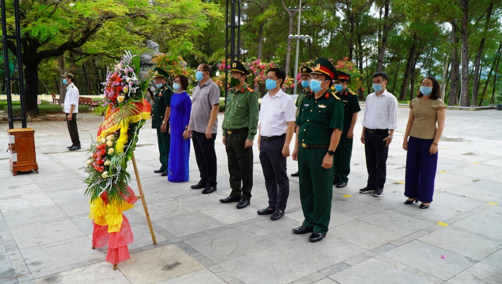 Lãnh đạo Thừa Thiên Huế thăm viếng các nghĩa trang liệt sỹ