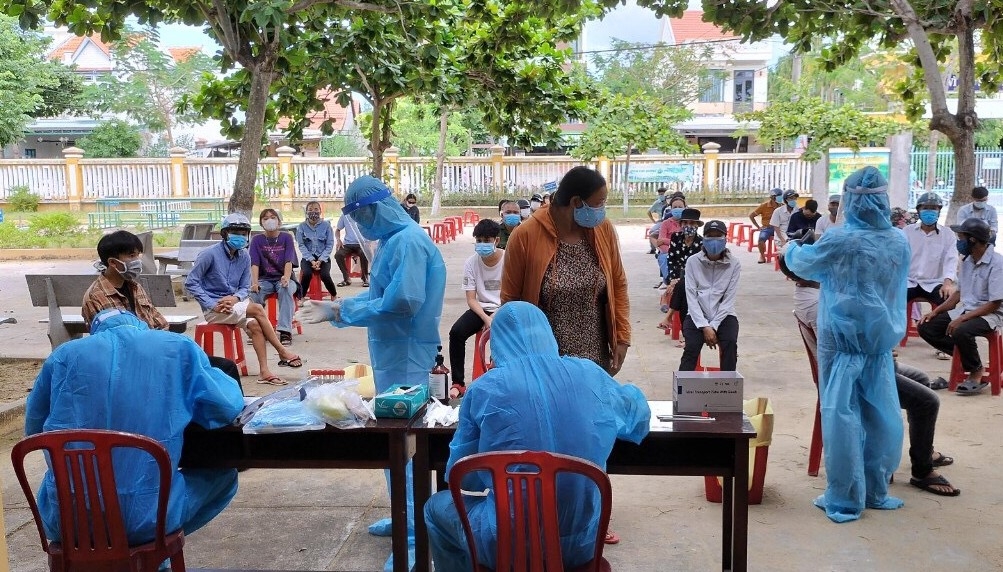 Lực lượng y tế tỉnh xét nghiệm Covid-19 đại diện hộ gia đình phường Thanh Hà, TP Hội An (Nguồn soyte.quangnam.gov)