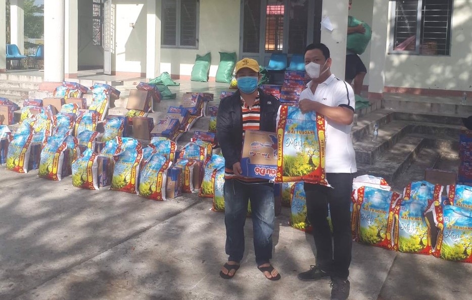 Đại diện Công ty Thành Phúc trao quà cho người dân 4653 tq4