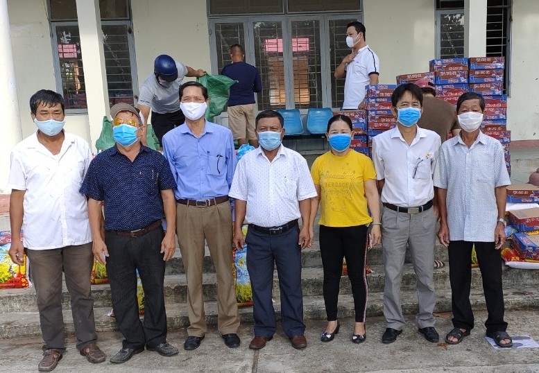 UBMTTQ Việt nam phường Điện Dương đã trao 300 phần quà cho những người dân gặp khó khăn do dịch bệnh 4702 tq7