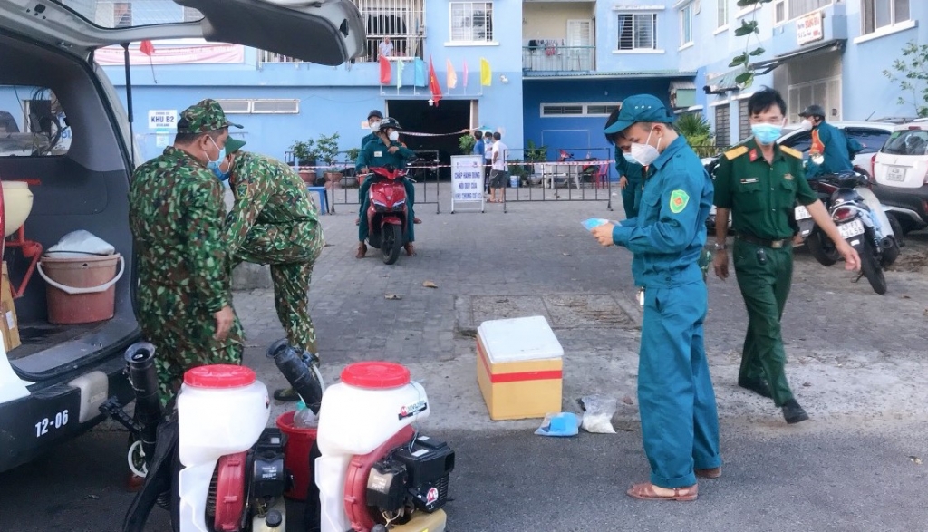 Lực lượng chức năng phun thuốc khử khuẩn tại các chung cư phương Nại Hiên Đông, quận Sơn Trà (Ảnh: VA)