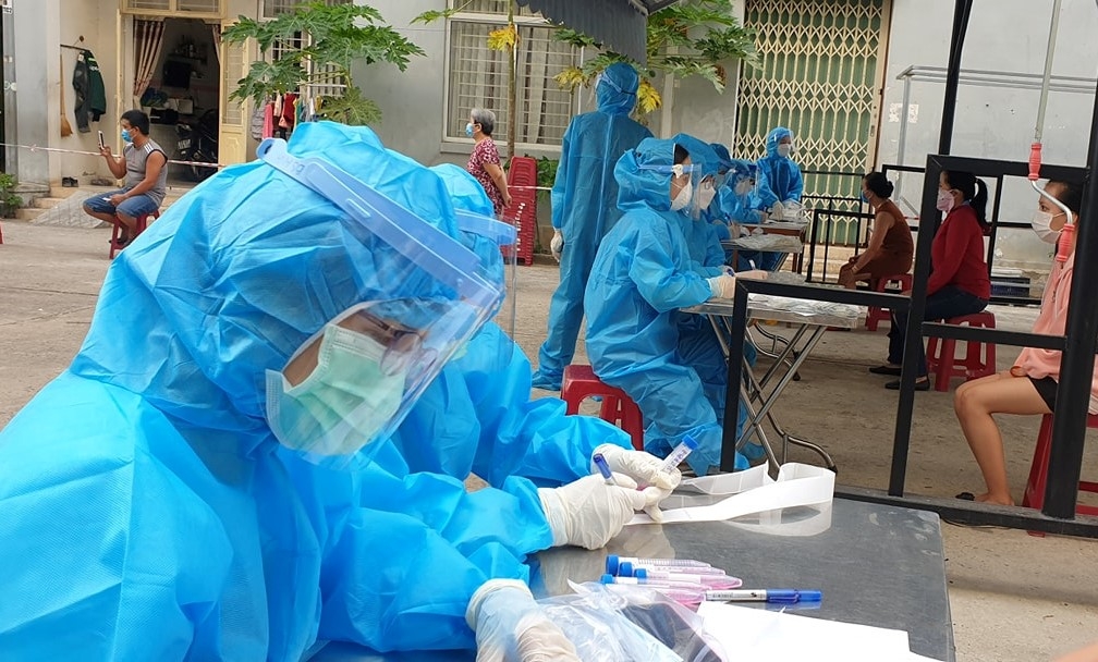 lực lượng y tế lấy mẫu xét nghiệm tại phường Nại Hiên Đông, quận Sơn Trà