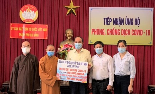 Phó Chủ tịch Ủy ban MTTQ Việt Nam TP Đà Nẵng tiếp nhận ủng hộ từ Ban Trị sự GHPGVN quận Hải Châu và chùa Bát Nhã (Nguồn mattran.danang) 