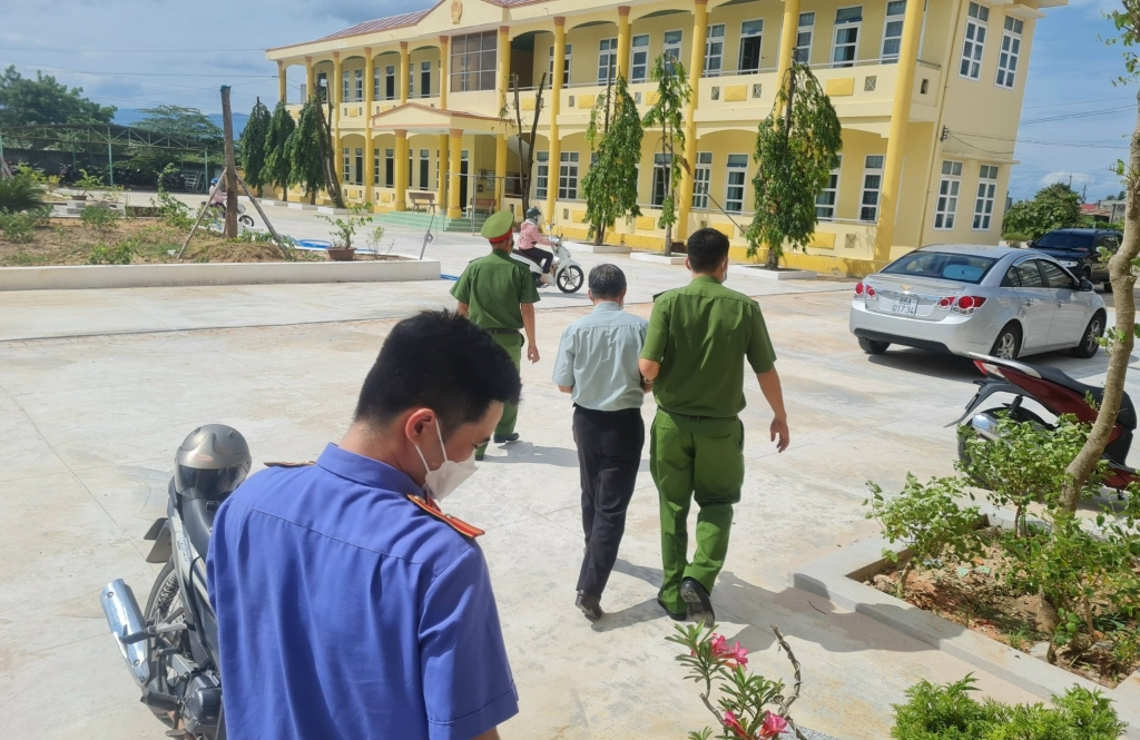 Phí Văn Thành đã ký công chứng vào các hợp đồng mà không tuân thủ các qui định của Luật Công chứng. 